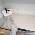 Кухонная угловая столешница из кварцевого агломерата изготовлено в правила камня