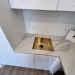 Кухонная угловая столешница из кварцевого агломерата изготовлено в правила камня