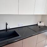 Черная столешница из кварцевого агломерата на кухню изготовлено в правила камня