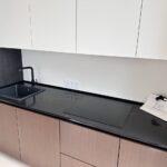 Черная столешница из кварцевого агломерата на кухню изготовлено в правила камня