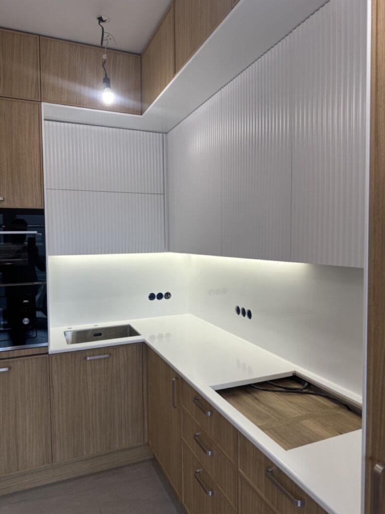 Кухонная столешница из акрила изготовлено в правила камня