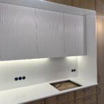 Кухонная столешница из акрила изготовлено в правила камня