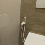 Подвесная столешница с интегрированной раковиной и стеновой панелью в ванную комнату изготовлено в правила камня