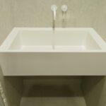 Белая столешница с интегрированной раковиной и клапаном клик-клак в ванную комнату изготовлено в правила камня