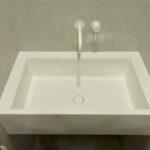 Белая столешница с интегрированной раковиной и клапаном клик-клак в ванную комнату изготовлено в правила камня