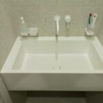 Белая столешница с интегрированной раковиной и клапаном клик-клак в ванную комнату изготовлено в правила камня