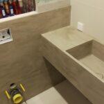 Подвесная столешница с интегрированной раковиной и стеновой панелью в ванную комнату изготовлено в правила камня