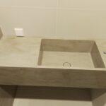 Подвесная столешница с интегрированной раковиной и стеновой панелью в ванную комнату изготовлено в правила камня