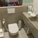 Подвесная столешница с интегрированной раковиной и стеновой панелью в ванную комнату изготовлено в правила камня