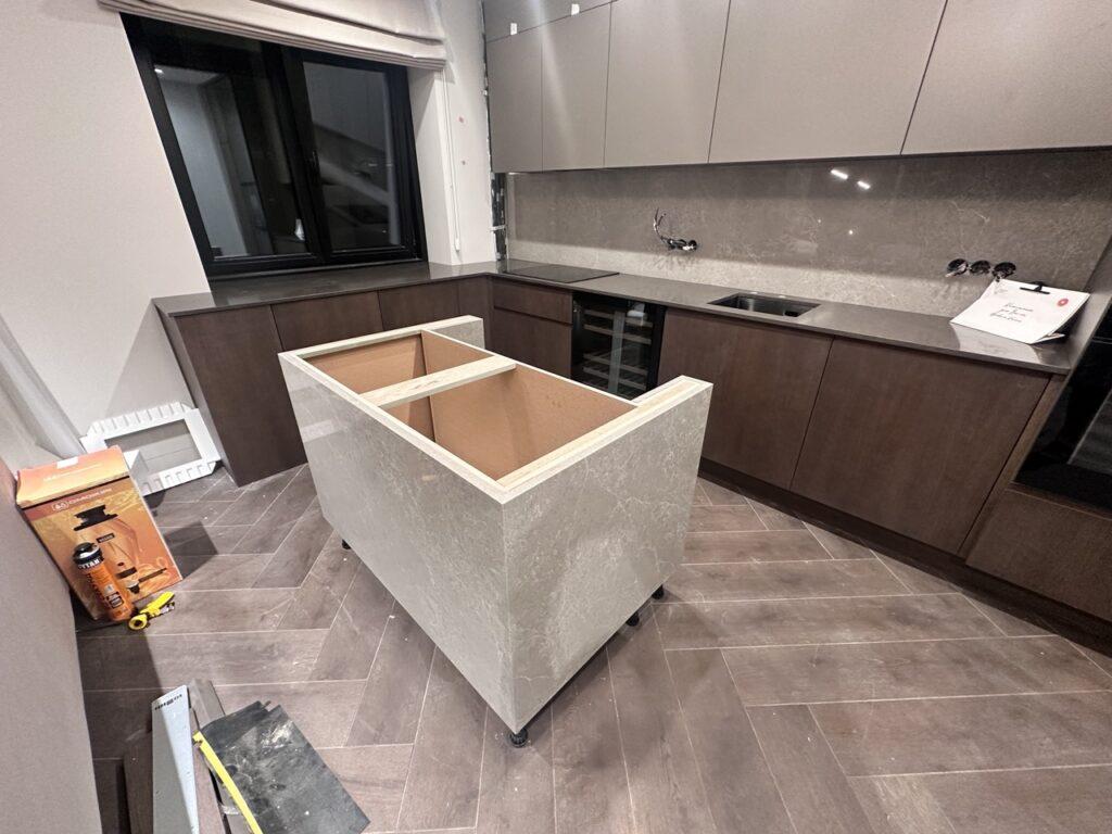 Угловая столешница из кварцевого агломерата изготовлено в правила камня