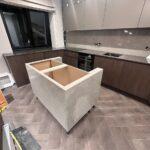 Угловая столешница из кварцевого агломерата изготовлено в правила камня