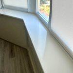 Угловой подоконник из акрила изготовлено в правила камня