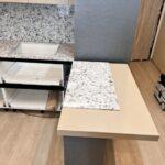 Столешницы и фартук из кварцевого агломерата изготовлено в правила камня