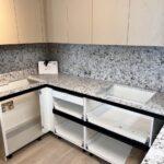 Столешницы и фартук из кварцевого агломерата изготовлено в правила камня