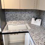 Столешницы и фартук из кварцевого агломерата изготовлено в правила камня