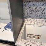 Столешницы и фартук из кварцевого агломерата изготовлено в правила камня