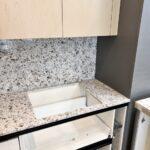 Столешницы и фартук из кварцевого агломерата изготовлено в правила камня