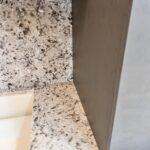 Столешницы и фартук из кварцевого агломерата изготовлено в правила камня