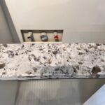 Столешницы и фартук из кварцевого агломерата изготовлено в правила камня