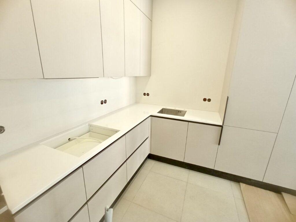 Угловая бесшовная столешница на кухню из акрила изготовлено в правила камня