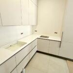 Угловая бесшовная столешница на кухню из акрила изготовлено в правила камня