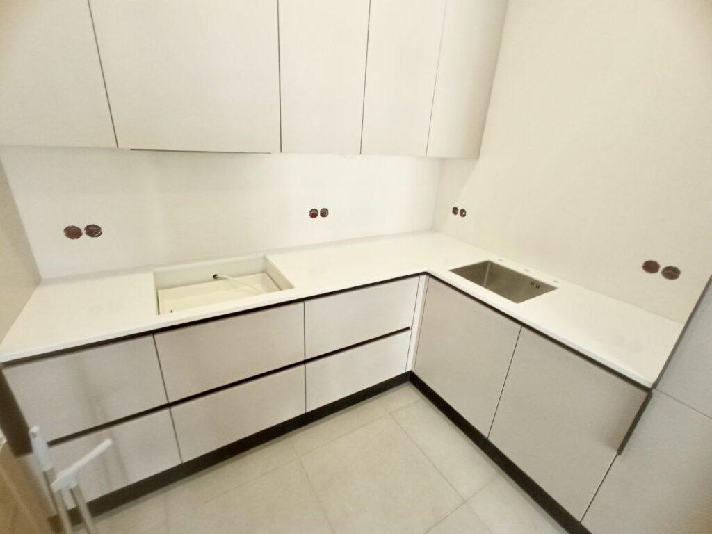 Угловая бесшовная столешница на кухню из акрила изготовлено в правила камня