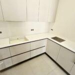 Угловая бесшовная столешница на кухню из акрила изготовлено в правила камня