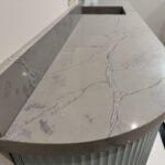 Кухонные столешницы на гарнитур и остров и мойка из кварцевого агломерата изготовлено в правила камня