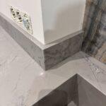 Кухонные столешницы на гарнитур и остров и мойка из кварцевого агломерата изготовлено в правила камня