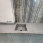 Кухонные столешницы на гарнитур и остров и мойка из кварцевого агломерата изготовлено в правила камня