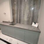 Кухонные столешницы на гарнитур и остров и мойка из кварцевого агломерата изготовлено в правила камня