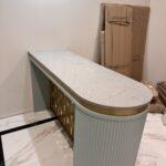 Кухонные столешницы на гарнитур и остров и мойка из кварцевого агломерата изготовлено в правила камня