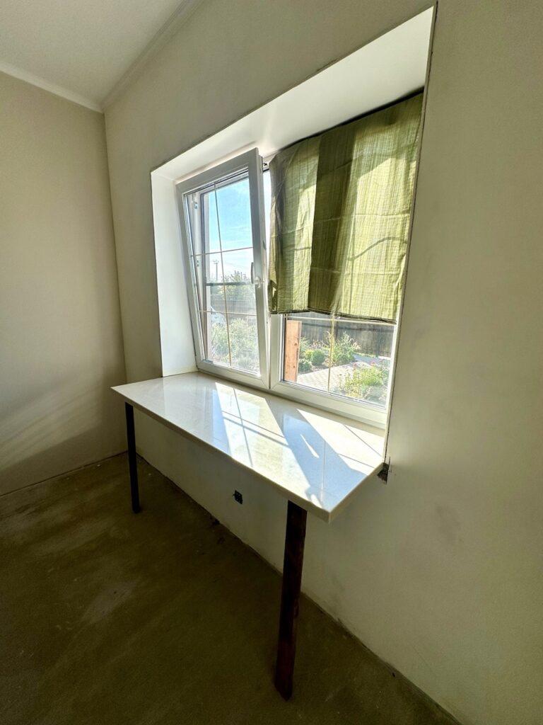 Подоконник-столешница из искусственного камня изготовлено в правила камня