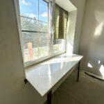 Подоконник-столешница из искусственного камня изготовлено в правила камня