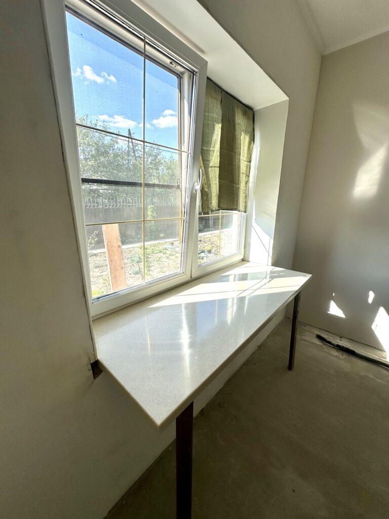 Подоконник-столешница из искусственного камня изготовлено в правила камня