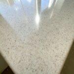 Подоконник-столешница из искусственного камня изготовлено в правила камня