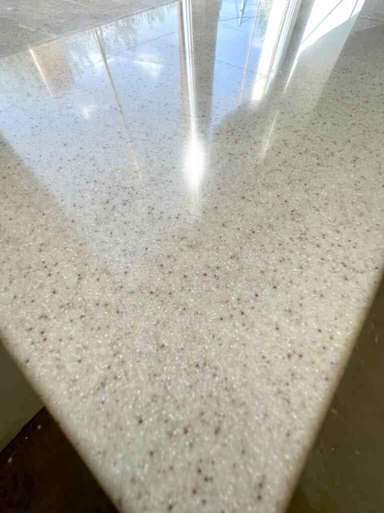 Подоконник-столешница из искусственного камня изготовлено в правила камня