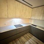 Угловая столешница на кухню из кварцевого агломерата изготовлено в правила камня