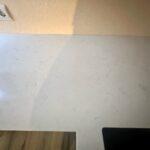 Угловая столешница на кухню из кварцевого агломерата изготовлено в правила камня