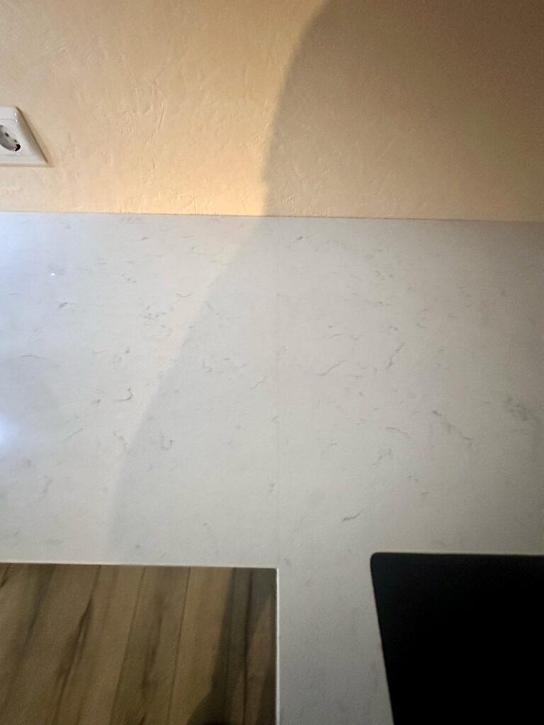 Угловая столешница на кухню из кварцевого агломерата изготовлено в правила камня