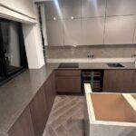 Угловая столешница из кварцевого агломерата изготовлено в правила камня