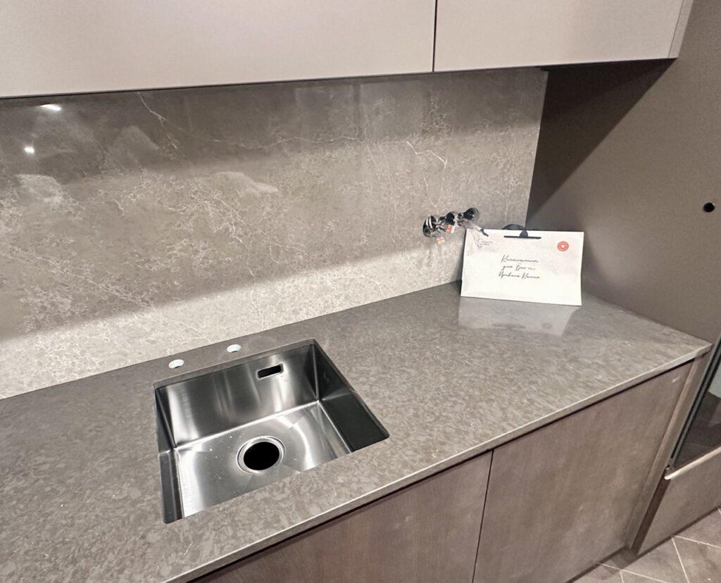 Угловая столешница из кварцевого агломерата изготовлено в правила камня