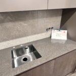 Угловая столешница из кварцевого агломерата изготовлено в правила камня