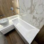 Небольшая столешница с пристенным плинтусом изготовлено в правила камня