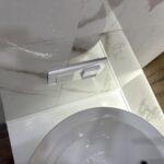 Небольшая столешница с пристенным плинтусом изготовлено в правила камня