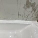 Небольшая столешница с пристенным плинтусом изготовлено в правила камня