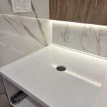 Небольшая столешница с пристенным плинтусом изготовлено в правила камня