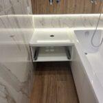 Небольшая столешница с пристенным плинтусом изготовлено в правила камня