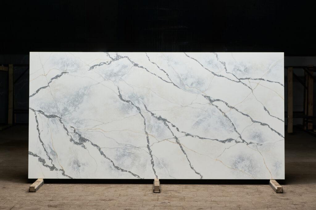 Primax Quartz 703 Rich Calacatta изготовлено в правила камня