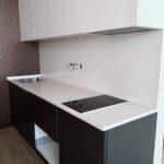 Столешница и фартук из акрилового камня изготовлено в правила камня